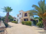 Akdeniz'de 3 yatak odalı ikinci el villa + tamamen mobilyalı + hizmet odası + doğalgaz merkezi ısıtma + deniz ve dağ manzaralı + plaja yürüme mesafesinde