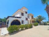 Akdeniz'de 3 yatak odalı ikinci el villa + tamamen mobilyalı + hizmet odası + doğalgaz merkezi ısıtma + deniz ve dağ manzaralı + plaja yürüme mesafesinde