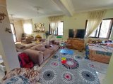 Akdeniz'de 3 yatak odalı ikinci el villa + tamamen mobilyalı + hizmet odası + doğalgaz merkezi ısıtma + deniz ve dağ manzaralı + plaja yürüme mesafesinde