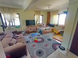 Akdeniz'de 3 yatak odalı ikinci el villa + tamamen mobilyalı + hizmet odası + doğalgaz merkezi ısıtma + deniz ve dağ manzaralı + plaja yürüme mesafesinde