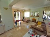 Akdeniz'de 3 yatak odalı ikinci el villa + tamamen mobilyalı + hizmet odası + doğalgaz merkezi ısıtma + deniz ve dağ manzaralı + plaja yürüme mesafesinde