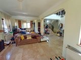 Akdeniz'de 3 yatak odalı ikinci el villa + tamamen mobilyalı + hizmet odası + doğalgaz merkezi ısıtma + deniz ve dağ manzaralı + plaja yürüme mesafesinde