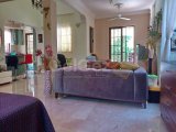 Akdeniz'de 3 yatak odalı ikinci el villa + tamamen mobilyalı + hizmet odası + doğalgaz merkezi ısıtma + deniz ve dağ manzaralı + plaja yürüme mesafesinde