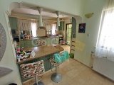 Akdeniz'de 3 yatak odalı ikinci el villa + tamamen mobilyalı + hizmet odası + doğalgaz merkezi ısıtma + deniz ve dağ manzaralı + plaja yürüme mesafesinde