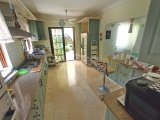 Akdeniz'de 3 yatak odalı ikinci el villa + tamamen mobilyalı + hizmet odası + doğalgaz merkezi ısıtma + deniz ve dağ manzaralı + plaja yürüme mesafesinde