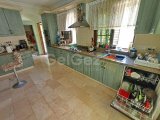 Akdeniz'de 3 yatak odalı ikinci el villa + tamamen mobilyalı + hizmet odası + doğalgaz merkezi ısıtma + deniz ve dağ manzaralı + plaja yürüme mesafesinde