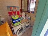 Akdeniz'de 3 yatak odalı ikinci el villa + tamamen mobilyalı + hizmet odası + doğalgaz merkezi ısıtma + deniz ve dağ manzaralı + plaja yürüme mesafesinde