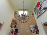 Akdeniz'de 3 yatak odalı ikinci el villa + tamamen mobilyalı + hizmet odası + doğalgaz merkezi ısıtma + deniz ve dağ manzaralı + plaja yürüme mesafesinde