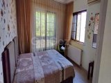 Akdeniz'de 3 yatak odalı ikinci el villa + tamamen mobilyalı + hizmet odası + doğalgaz merkezi ısıtma + deniz ve dağ manzaralı + plaja yürüme mesafesinde