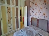 Akdeniz'de 3 yatak odalı ikinci el villa + tamamen mobilyalı + hizmet odası + doğalgaz merkezi ısıtma + deniz ve dağ manzaralı + plaja yürüme mesafesinde