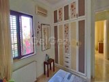 Akdeniz'de 3 yatak odalı ikinci el villa + tamamen mobilyalı + hizmet odası + doğalgaz merkezi ısıtma + deniz ve dağ manzaralı + plaja yürüme mesafesinde