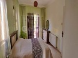 Akdeniz'de 3 yatak odalı ikinci el villa + tamamen mobilyalı + hizmet odası + doğalgaz merkezi ısıtma + deniz ve dağ manzaralı + plaja yürüme mesafesinde