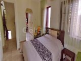 Akdeniz'de 3 yatak odalı ikinci el villa + tamamen mobilyalı + hizmet odası + doğalgaz merkezi ısıtma + deniz ve dağ manzaralı + plaja yürüme mesafesinde
