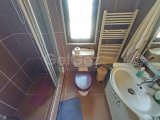 Akdeniz'de 3 yatak odalı ikinci el villa + tamamen mobilyalı + hizmet odası + doğalgaz merkezi ısıtma + deniz ve dağ manzaralı + plaja yürüme mesafesinde