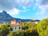Akdeniz'de 3 yatak odalı ikinci el villa + tamamen mobilyalı + hizmet odası + doğalgaz merkezi ısıtma + deniz ve dağ manzaralı + plaja yürüme mesafesinde