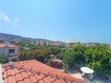 Akdeniz'de 3 yatak odalı ikinci el villa + tamamen mobilyalı + hizmet odası + doğalgaz merkezi ısıtma + deniz ve dağ manzaralı + plaja yürüme mesafesinde