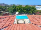 Akdeniz'de 3 yatak odalı ikinci el villa + tamamen mobilyalı + hizmet odası + doğalgaz merkezi ısıtma + deniz ve dağ manzaralı + plaja yürüme mesafesinde