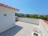 Akdeniz'de 3 yatak odalı ikinci el villa + tamamen mobilyalı + hizmet odası + doğalgaz merkezi ısıtma + deniz ve dağ manzaralı + plaja yürüme mesafesinde