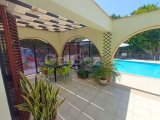 Akdeniz'de 3 yatak odalı ikinci el villa + tamamen mobilyalı + hizmet odası + doğalgaz merkezi ısıtma + deniz ve dağ manzaralı + plaja yürüme mesafesinde