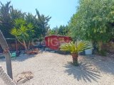 Akdeniz'de 3 yatak odalı ikinci el villa + tamamen mobilyalı + hizmet odası + doğalgaz merkezi ısıtma + deniz ve dağ manzaralı + plaja yürüme mesafesinde