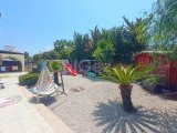 Akdeniz'de 3 yatak odalı ikinci el villa + tamamen mobilyalı + hizmet odası + doğalgaz merkezi ısıtma + deniz ve dağ manzaralı + plaja yürüme mesafesinde