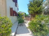 Akdeniz'de 3 yatak odalı ikinci el villa + tamamen mobilyalı + hizmet odası + doğalgaz merkezi ısıtma + deniz ve dağ manzaralı + plaja yürüme mesafesinde