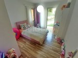 3 yatak odalı ikinci el bahçe daire + kısmen mobilyalı + ortak yüzme havuzu + çocuk oyun alanı + yeraltı otoparkı + gerekli tüm altyapı özelliklerine yakın konu
