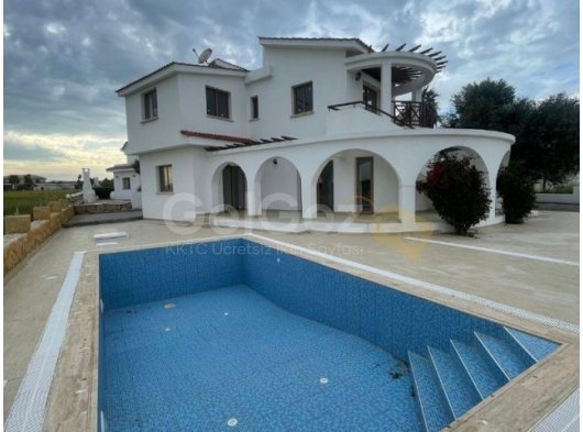 Iskele'nin kalbinde, yerel hizmetlere ve olanaklara yakın, özel havuzlu geniş 5 yatak odalı villa.