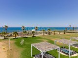 1 yatak odalı yeniden satılık tatil dairem + tamamen mobilyalı + ortak yüzme havuzları + çatı katı havuzu + spor salonu + kumsal + Pre 74 Türk tapu senedi