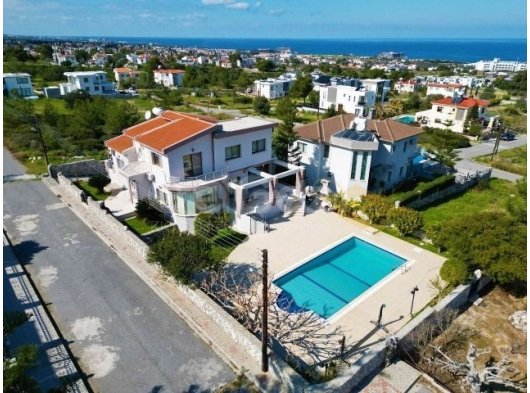 GİRNE ÇATALKÖYDE SATILIK DAĞ -DENİZ MANZARALI 4+1 VİLLA