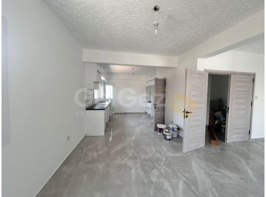 LEFKOŞA YENİŞEHİR'DE ANA CADDE ÜZERİNDE SATILIK DAİRE