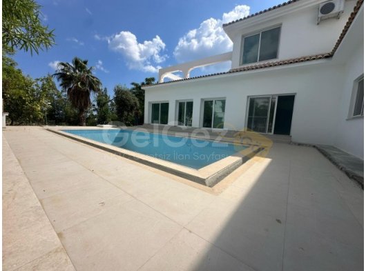 GİRNE OZANKÖY BÖLGESİNDE SATILIK TRİPLEX LÜKS 4 + 1 VİLLA ( 0533 880 00 85 )