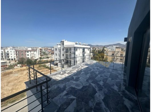 LEFKOŞA DUMLUPINAR BÖLGESİNDE ŞEHRİN GÖBEĞİNDE DAĞ VE ŞEHİR MANZARALI 2+1 PENTHOUSE