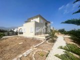 GİRNE / ALAGADİ BÖLGESİNDE GENİŞ BAHÇE İÇERİSİNDE KÖŞE ÜZERİNDE SATILIK MÜSTAKİL EV
