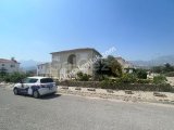 GİRNE / ALAGADİ BÖLGESİNDE GENİŞ BAHÇE İÇERİSİNDE KÖŞE ÜZERİNDE SATILIK MÜSTAKİL EV