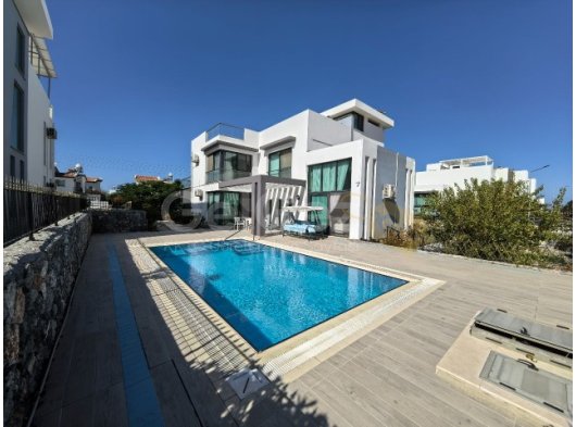 Karşıyaka’da Satılık Lüks 4+1 Villa – 250 m² Kapalı Alan, 750 m² Arsa Payı