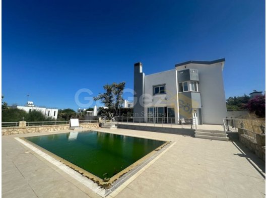 Çatalköy’de 6+2 eşyasız havuzlu tripleks villa 1800 stg