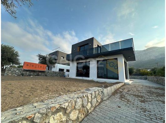 Kıbrıs Girne Lapta Bölgesinde -Satılık Sıfır 3+1 Taşınmaya Hazır Lüks Villa