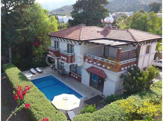 Kıbrıs Girne Lapta Bölgesinde - Satılık 4+1 Özel Havuzlu ve Villa Ana Yola Yakın