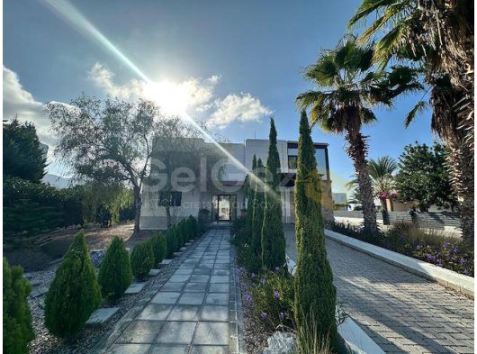 Kıbrıs Küçük Erenköy Bölgesinde - Satılık 4+1 Villa Site İçinde Geniş Bahçe Denize Yürüme Mesafesinde