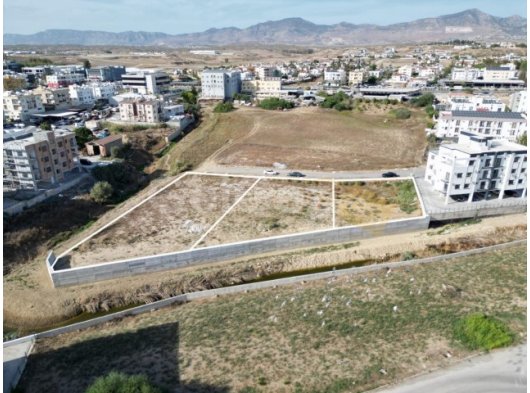 Kaymaklı Bölgesinde 2 Adet Yan Yana Satılık Arsa 1198 m2 = 360.000 Stg 1495m2 = 400.000 Stg