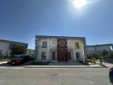 ????Lefkoşa Minareliköy’de Havuzlu Site İçerisinde Satılık 3+1 İkiz Villa