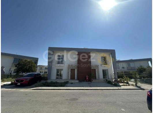 ????Lefkoşa Minareliköy’de Havuzlu Site İçerisinde Satılık 3+1 İkiz Villa