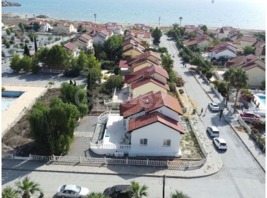 İSKELE BOĞAZ SATILIK EŞYASIZ 4+1 VİLLA