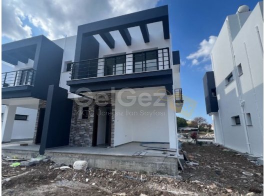 Karşıyaka, Girne’de Çatı Teraslı ve Muhteşem Deniz ve Dağ Manzaralı Modern 3+1 Villa