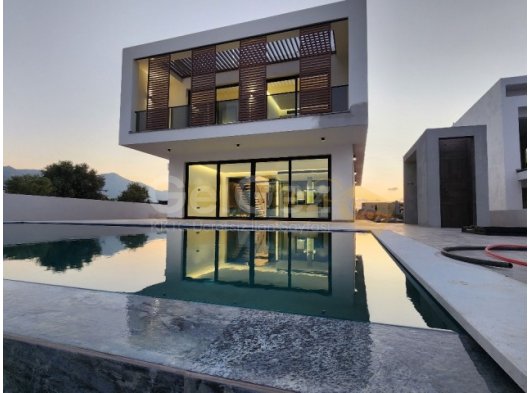 Çatalköy'de Türk Koçanlı, Özel Havuzlu ve Teraslı Lüks 3+1 Villa – Taşınmaya Hazır!