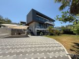 Satılık – Çatalköy, Girne, Kuzey Kıbrıs’ta Eşdeğer Koçanlı, Özel Havuzlu ve Panoramik Deniz Manzaralı Lüks 5+1 Villa