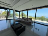 Satılık – Çatalköy, Girne, Kuzey Kıbrıs’ta Eşdeğer Koçanlı, Özel Havuzlu ve Panoramik Deniz Manzaralı Lüks 5+1 Villa