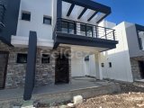 Karşıyaka, Girne’de Çatı Teraslı ve Muhteşem Deniz ve Dağ Manzaralı Modern 3+1 Villa