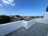 Karşıyaka, Girne’de Çatı Teraslı ve Muhteşem Deniz ve Dağ Manzaralı Modern 3+1 Villa